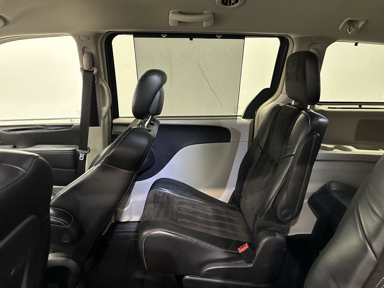 Used 2014 Chrysler Town & Country Touring-L image 22