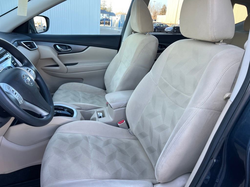 Used 2016 Nissan Rogue SV w/ SV Moonroof Package image 11