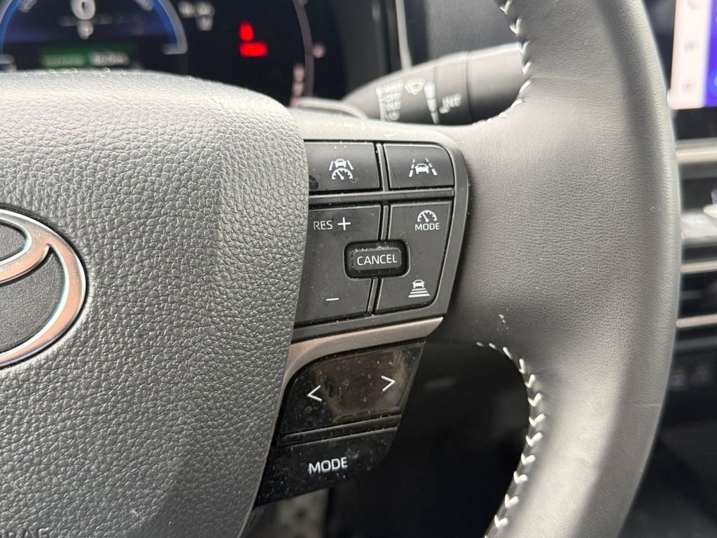 Used 2025 Toyota Camry SE FWD image 33