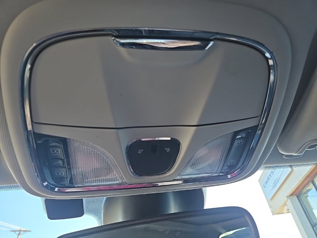 Used 2022 Jeep Cherokee Limited AWD/4WD image 24