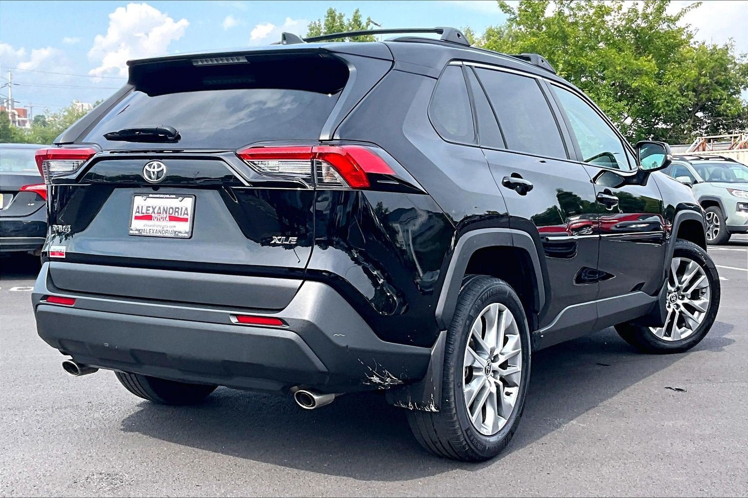 Used 2022 Toyota RAV4 XLE Premium FWD image 12