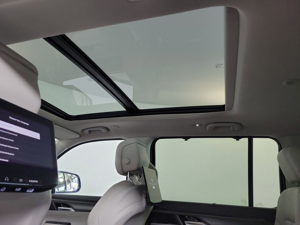 Used 2024 Jeep Wagoneer L Series III w/ Premium Group I image 23