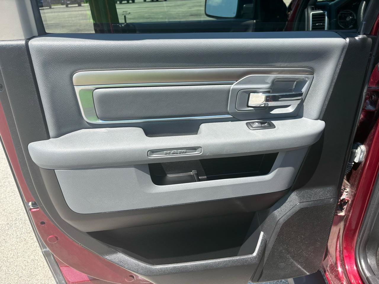 Used 2017 RAM 1500 Classic SLT AWD/4WD image 29