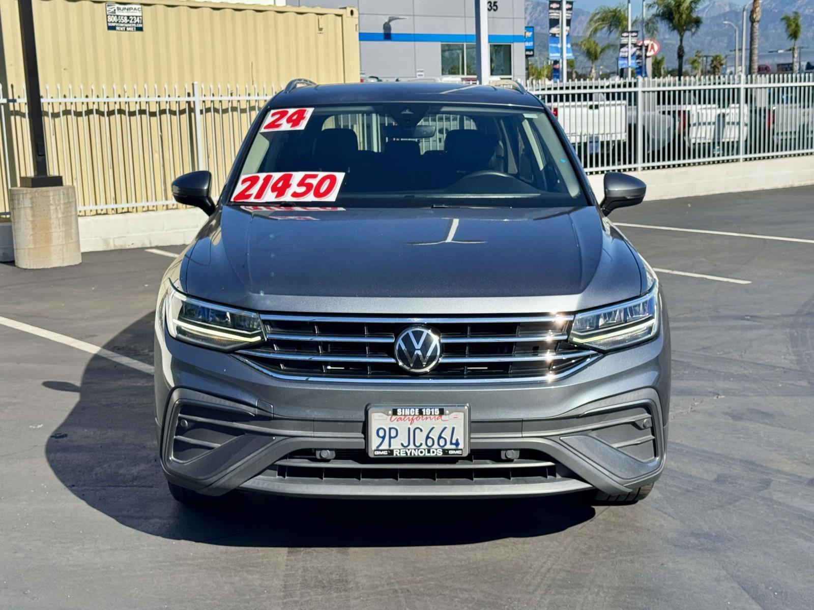 Used 2024 Volkswagen Tiguan SE w/ Panoramic Sunroof Package image 2