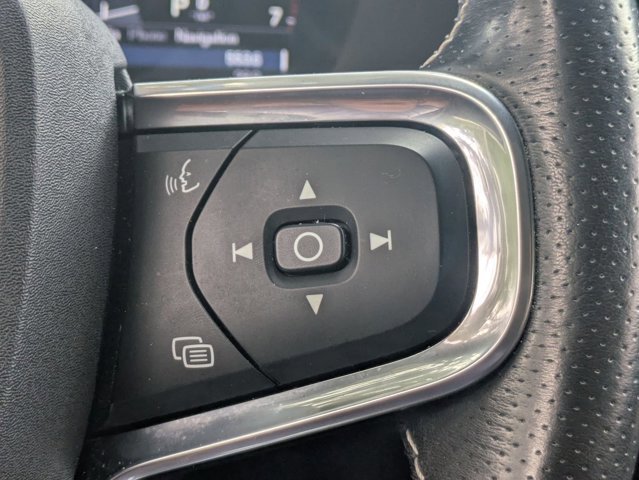 Used 2021 Volvo XC40 T5 R-Design image 12