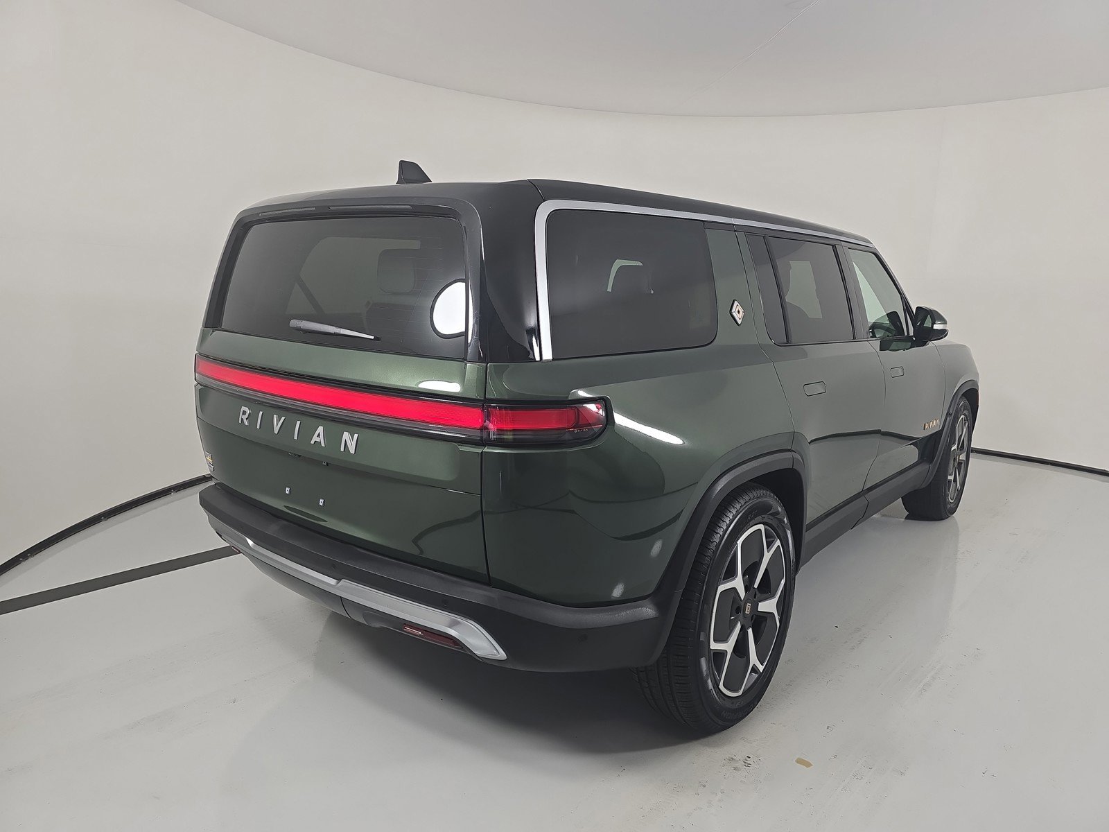 Used 2024 Rivian R1S Adventure image 5
