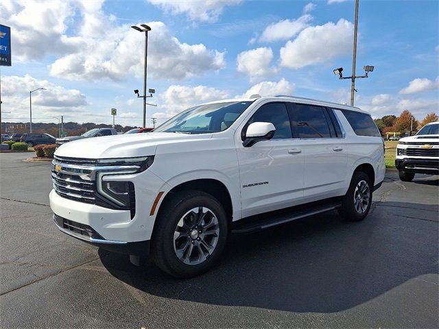 Used 2025 Chevrolet Suburban LT image 3