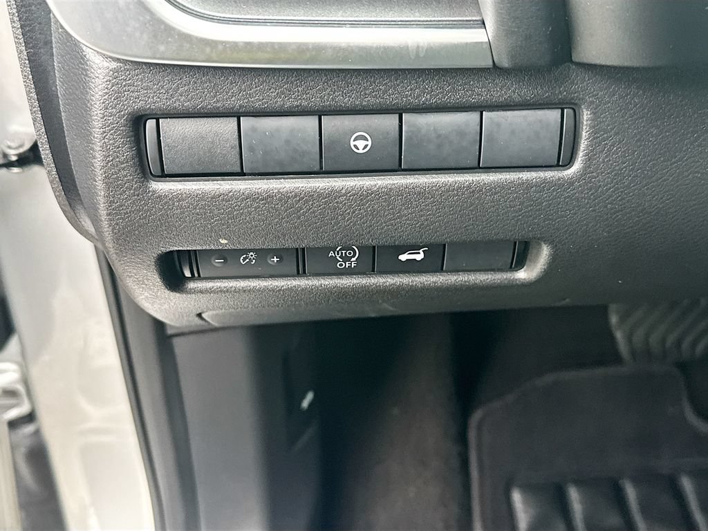 Certified 2025 Nissan Rogue SV FWD image 27
