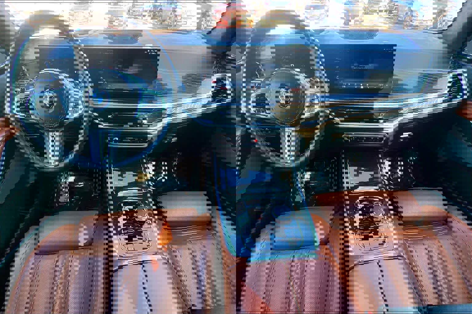 Used 2025 BMW X7 M60i w/ Climate Comfort Package image 16