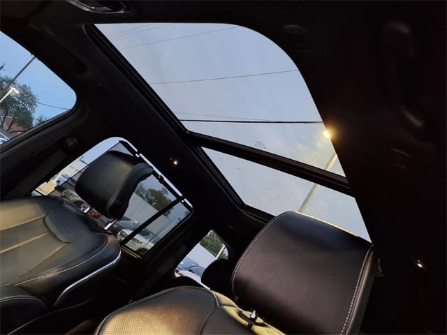 Used 2023 Jeep Grand Cherokee Overland w/ Advanced Protech Group III image 7