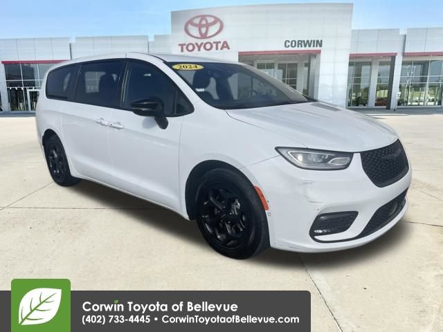 Used 2024 Chrysler Pacifica Select