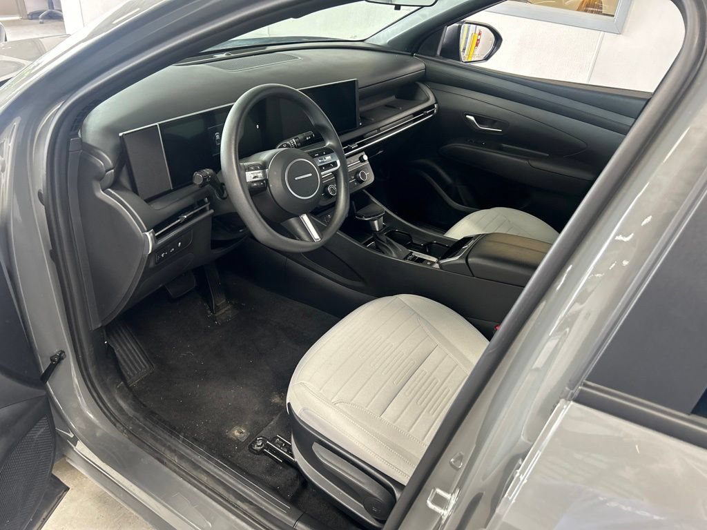 Used 2025 Hyundai Santa Cruz SE FWD image 3