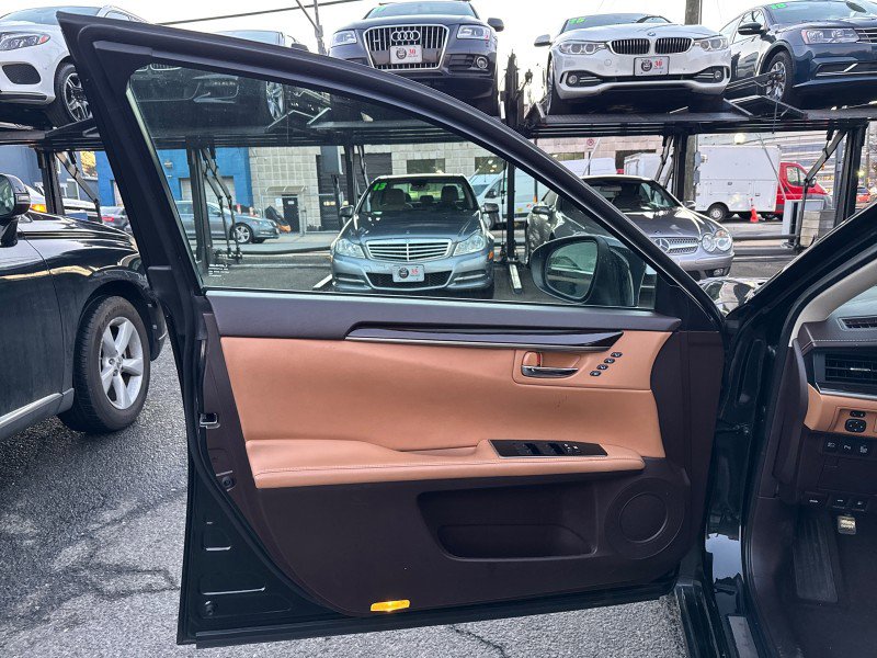 Used 2018 Lexus ES 350 w/ Navigation System Package image 11