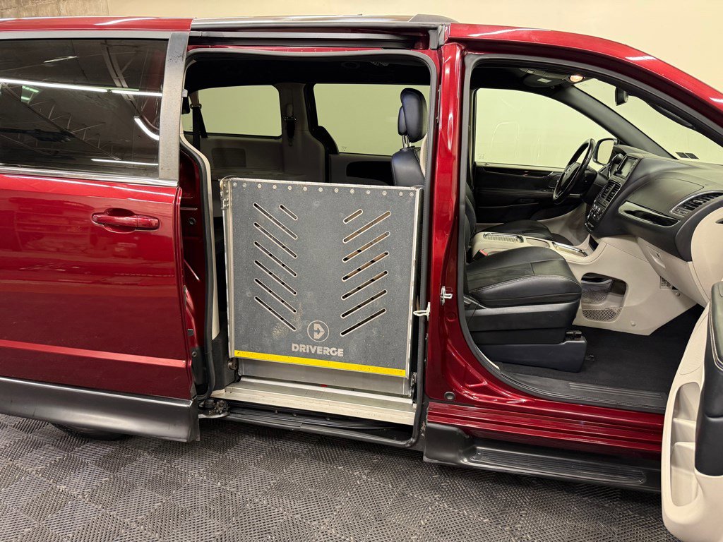 Used 2019 Dodge Grand Caravan SXT FWD image 10