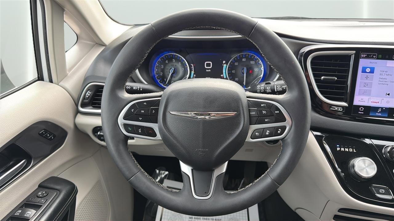 Used 2023 Chrysler Pacifica Touring-L image 20