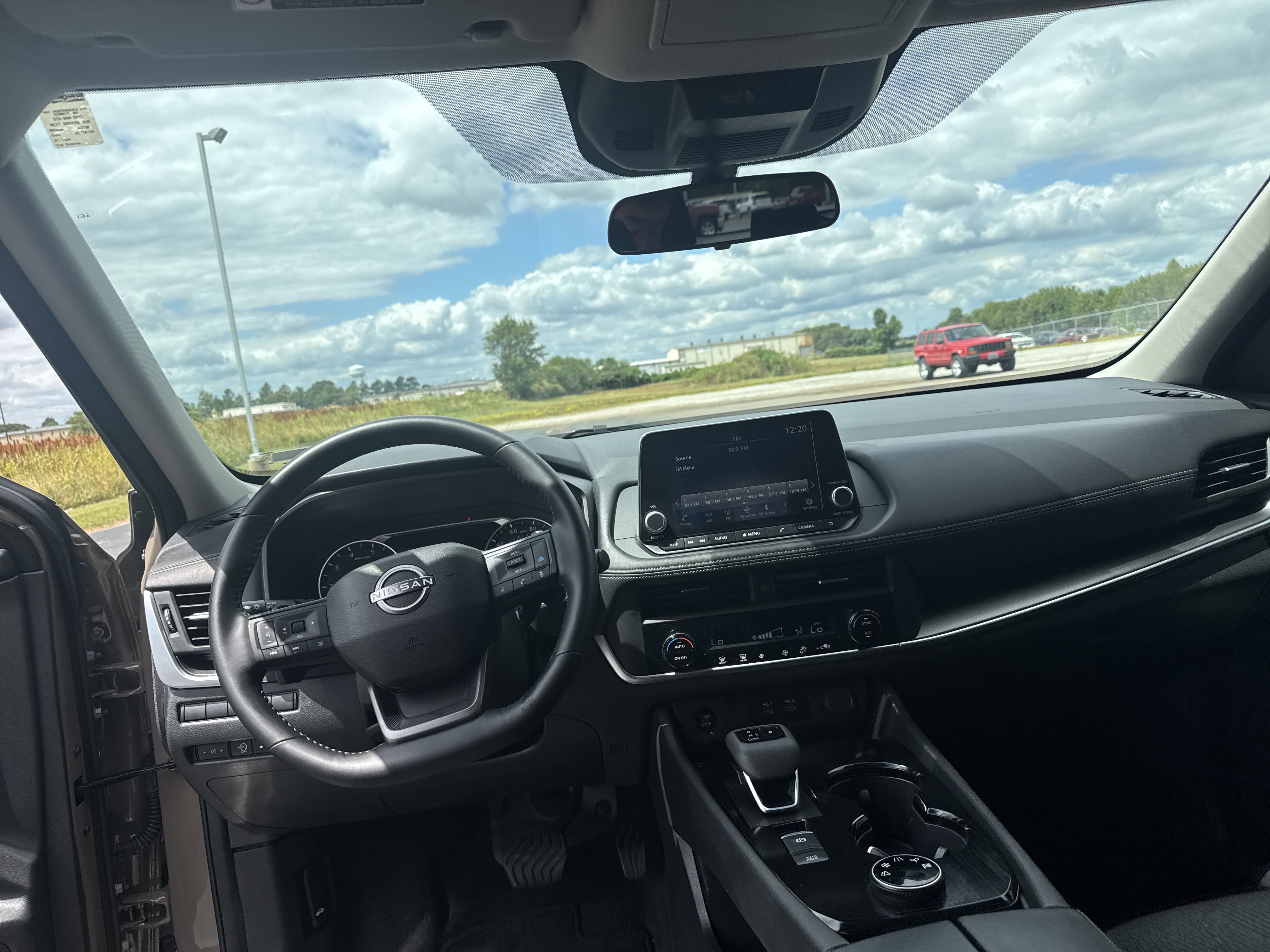 Used 2025 Nissan Rogue SV image 10