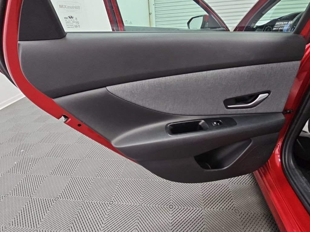 Used 2025 Hyundai Elantra Limited FWD image 33