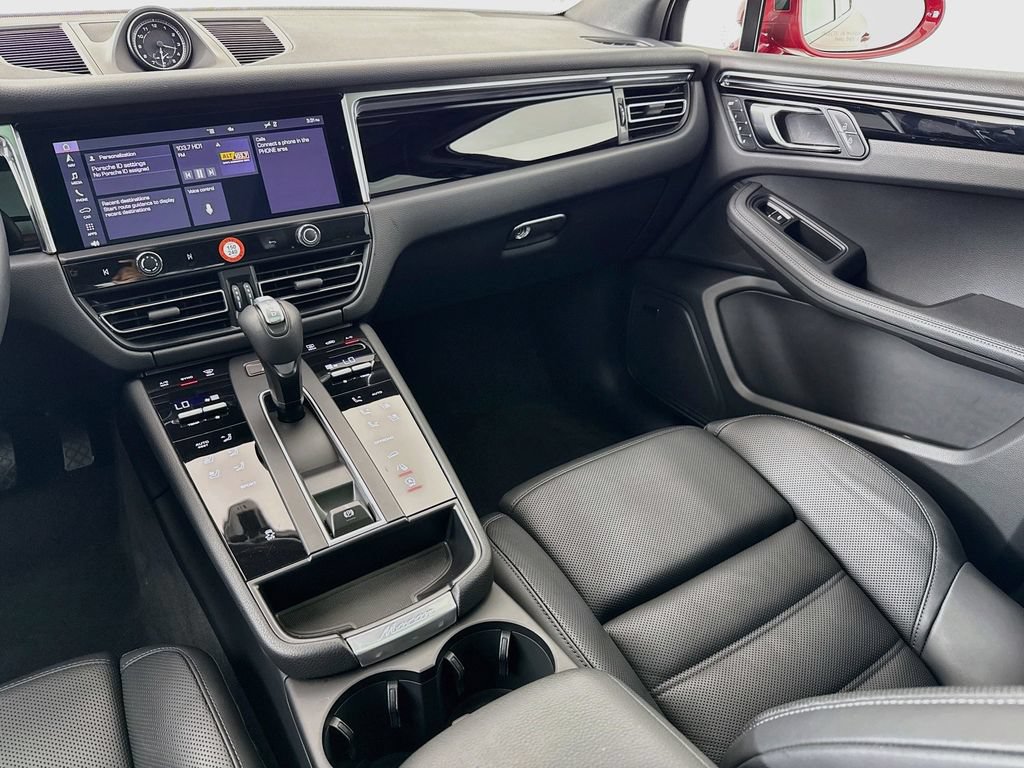 Certified 2025 Porsche Macan AWD/4WD image 26