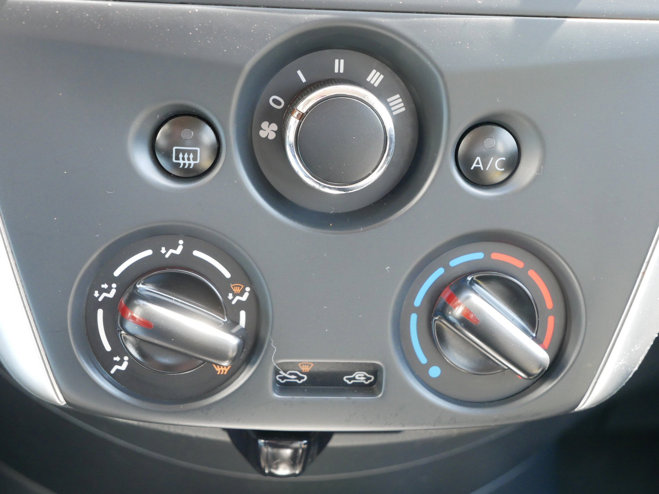 Used 2017 Nissan Versa SV FWD image 23