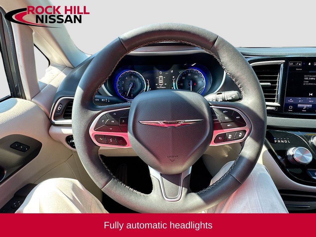 Used 2023 Chrysler Pacifica Touring-L FWD image 11