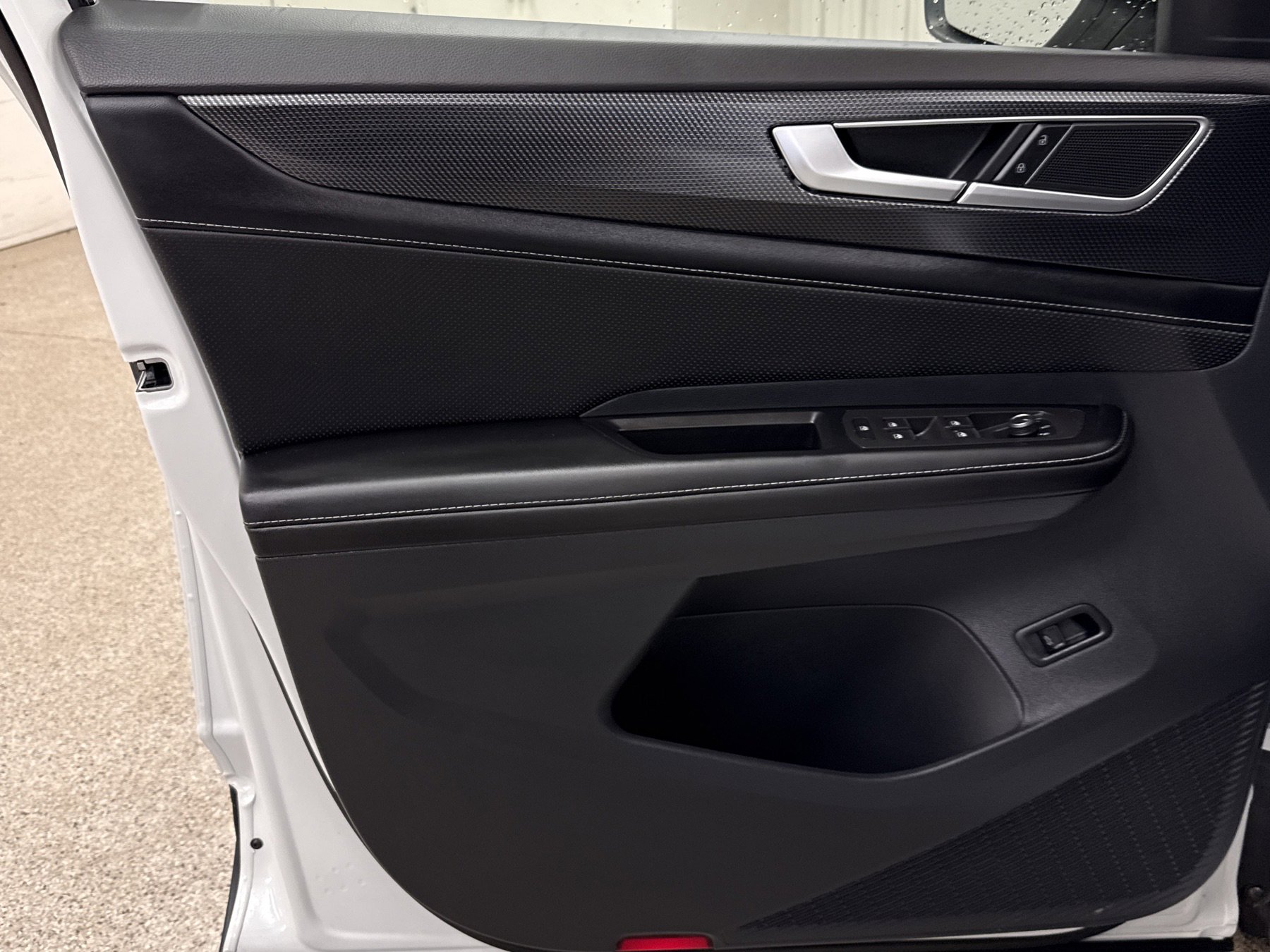 Used 2024 Volkswagen Atlas Cross Sport SEL image 3