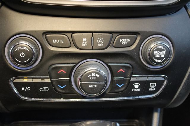 Used 2019 Jeep Cherokee Limited AWD/4WD image 26