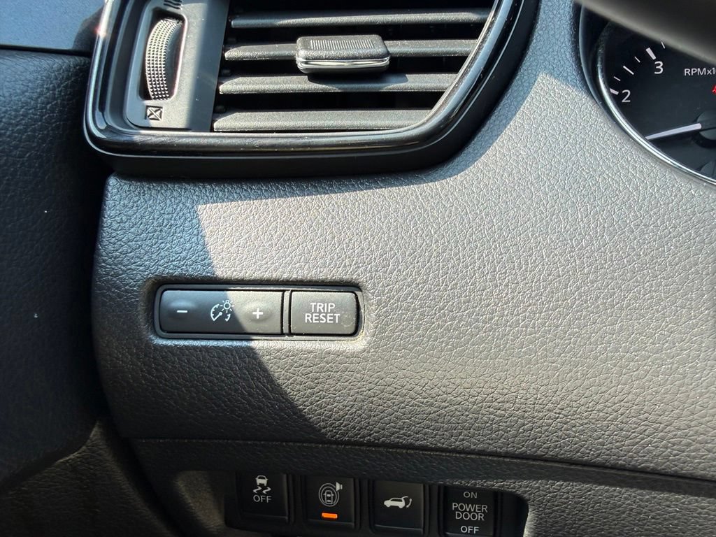 Used 2017 Nissan Rogue SV w/ SV Premium Package FWD image 21