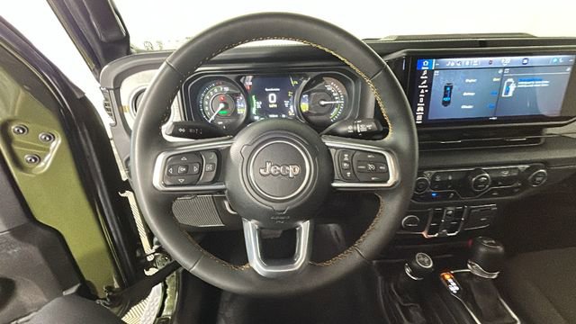 Used 2024 Jeep Wrangler Unlimited Sahara w/ Technology Group AWD/4WD image 14