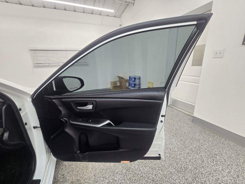 Used 2017 Toyota Camry SE w/ Moonroof Package FWD image 30