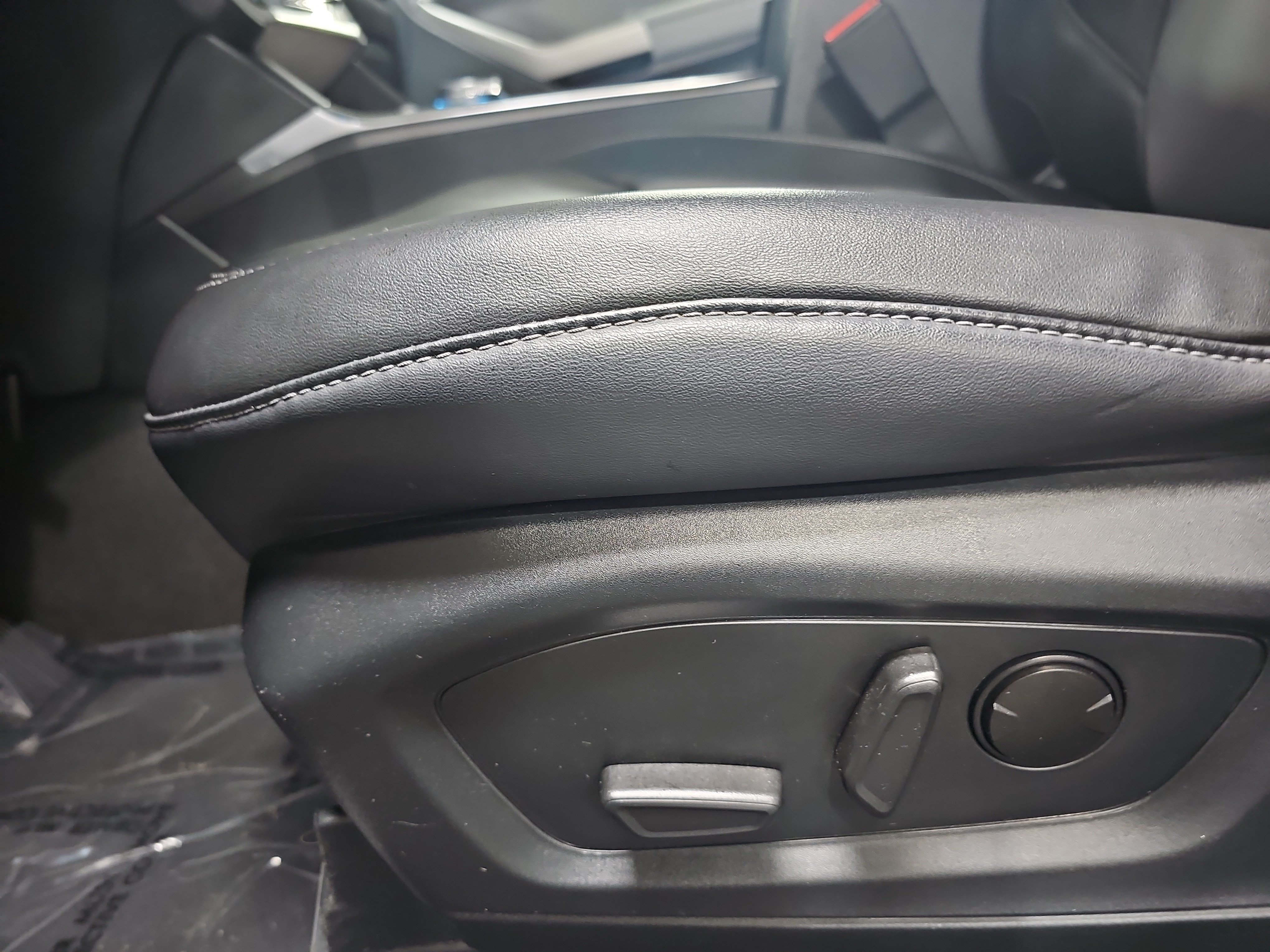 Used 2024 Ford Explorer XLT w/ Equipment Group 202A RWD image 28