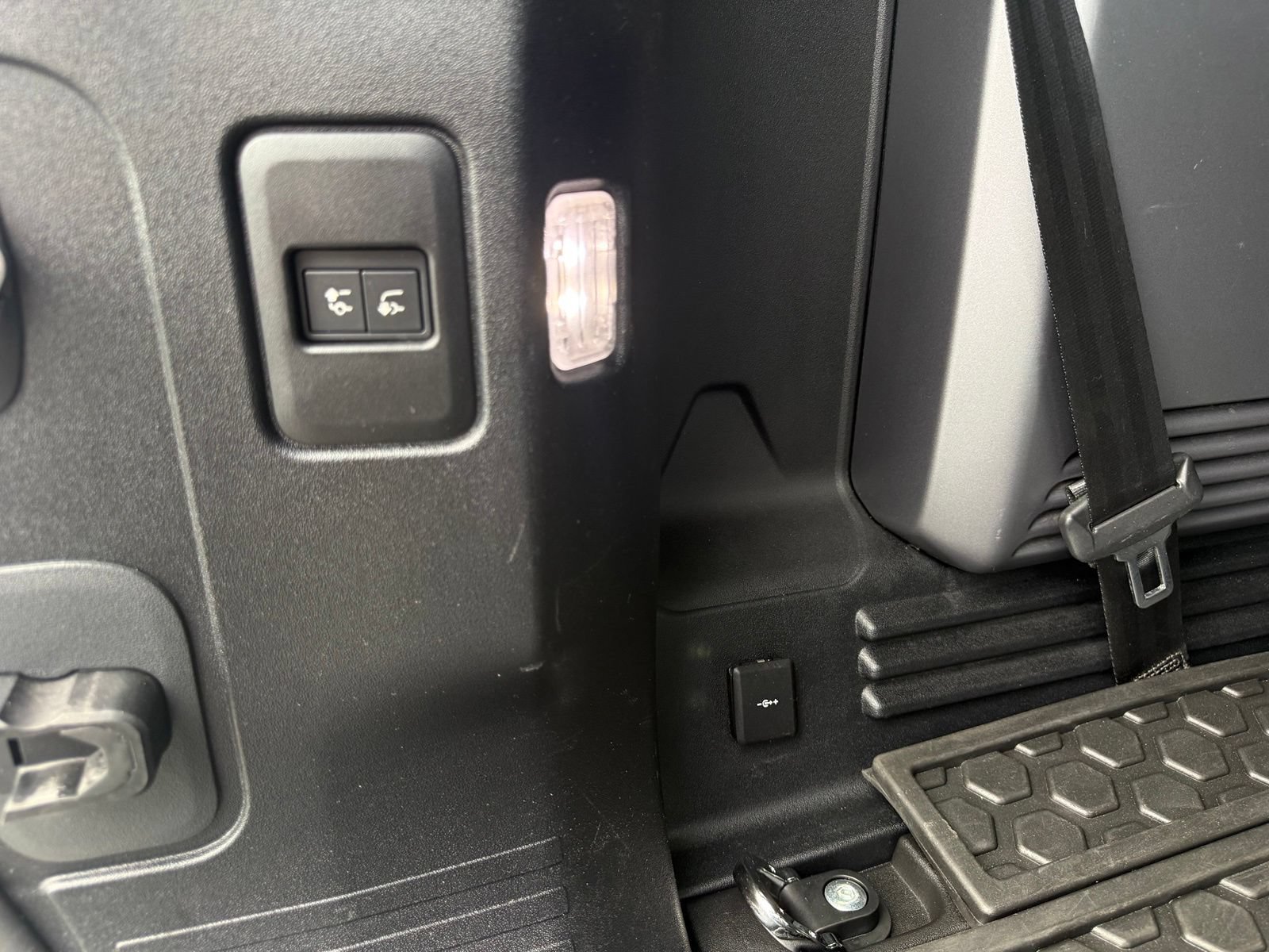 Used 2021 Land Rover Defender 110 X-Dynamic SE AWD/4WD image 41