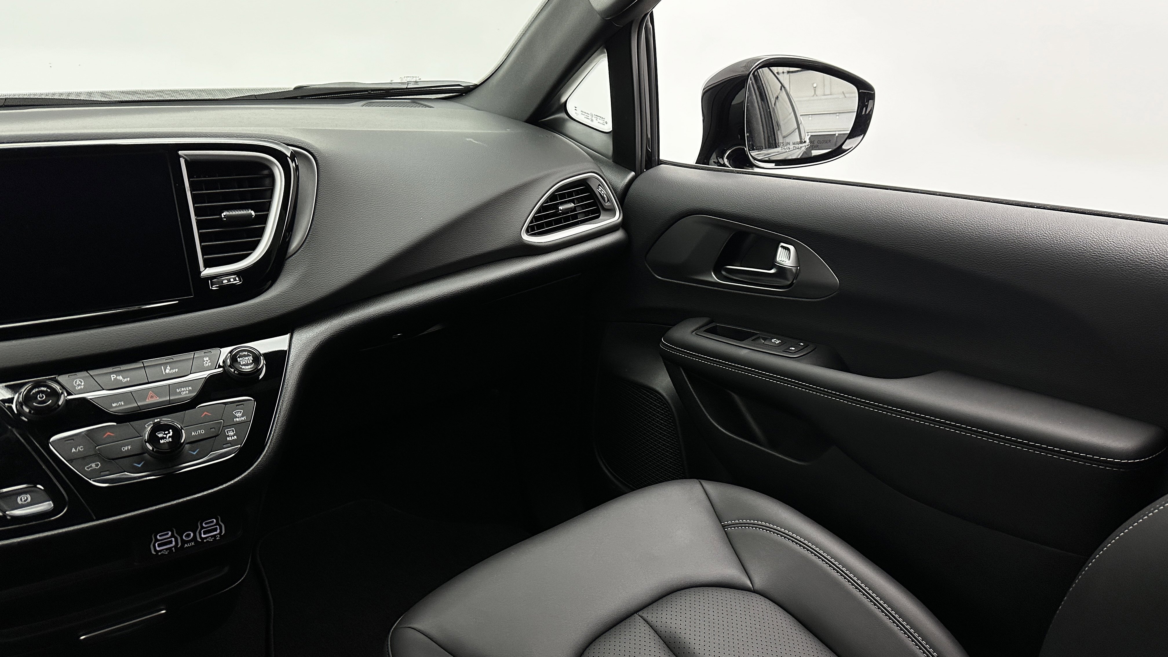 Used 2025 Chrysler Pacifica Select image 33