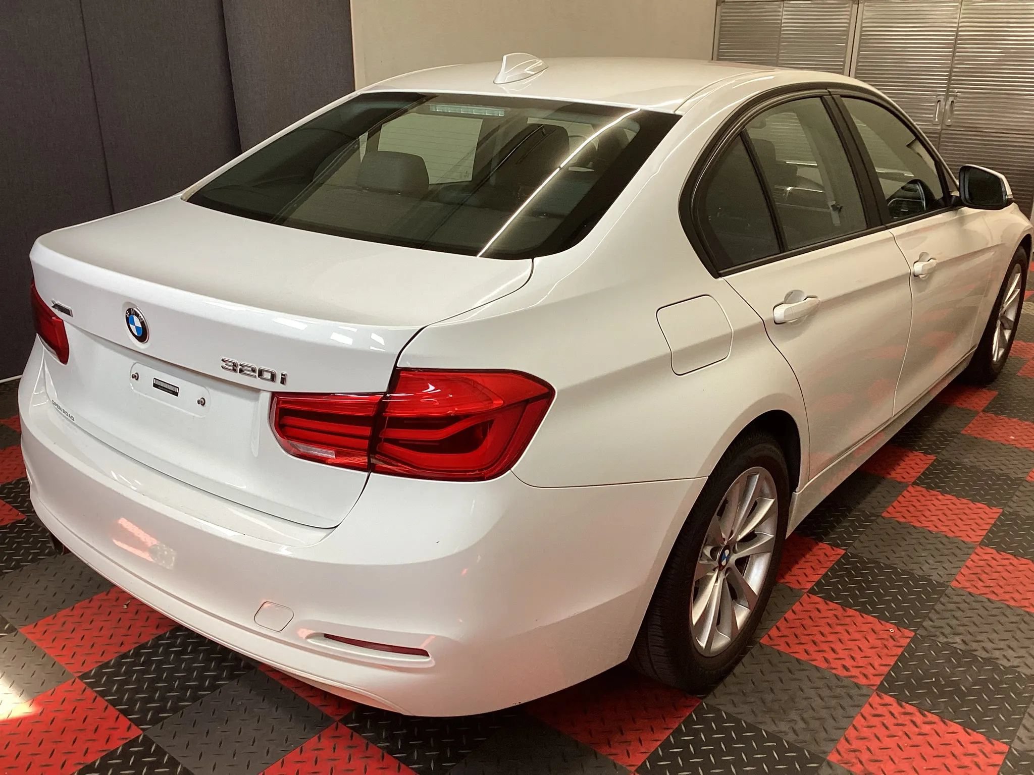 Used 2016 BMW 320i xDrive Sedan AWD/4WD image 3