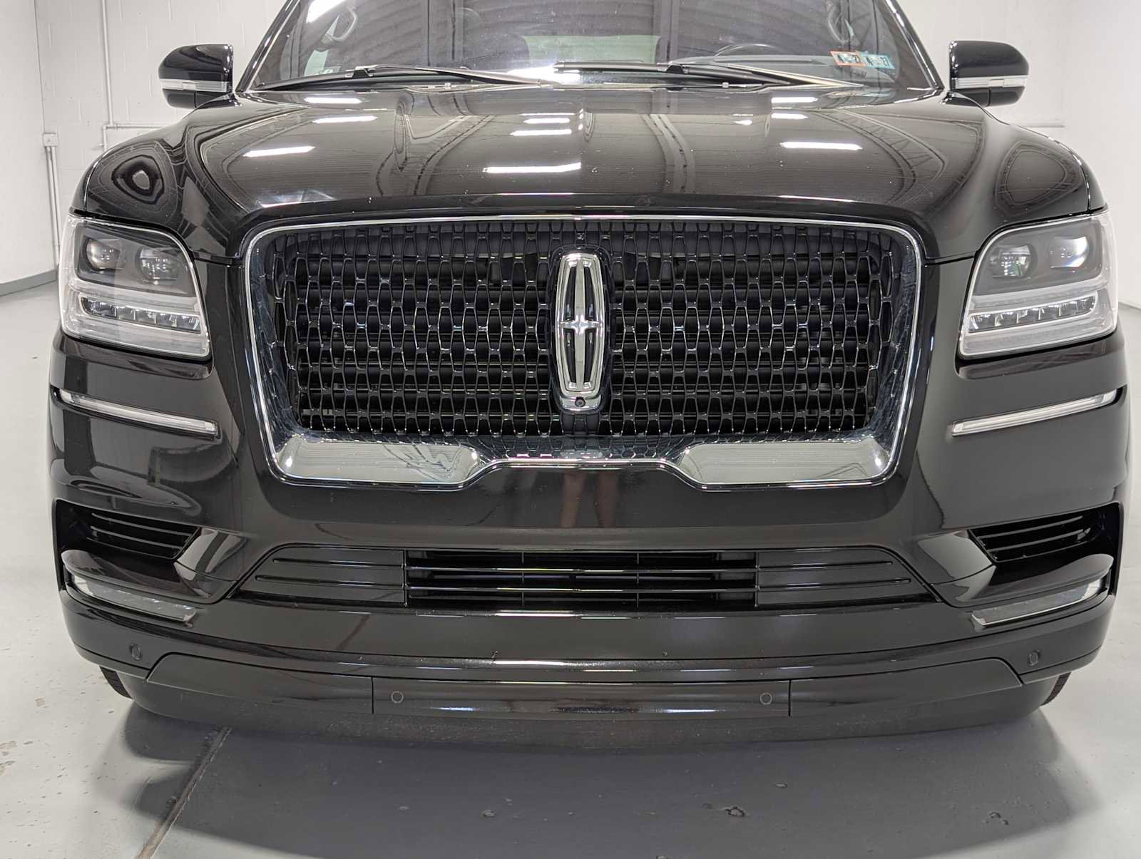 Used 2020 Lincoln Navigator L Reserve w/ Equipment Group 208A Reserve AWD/4WD image 2