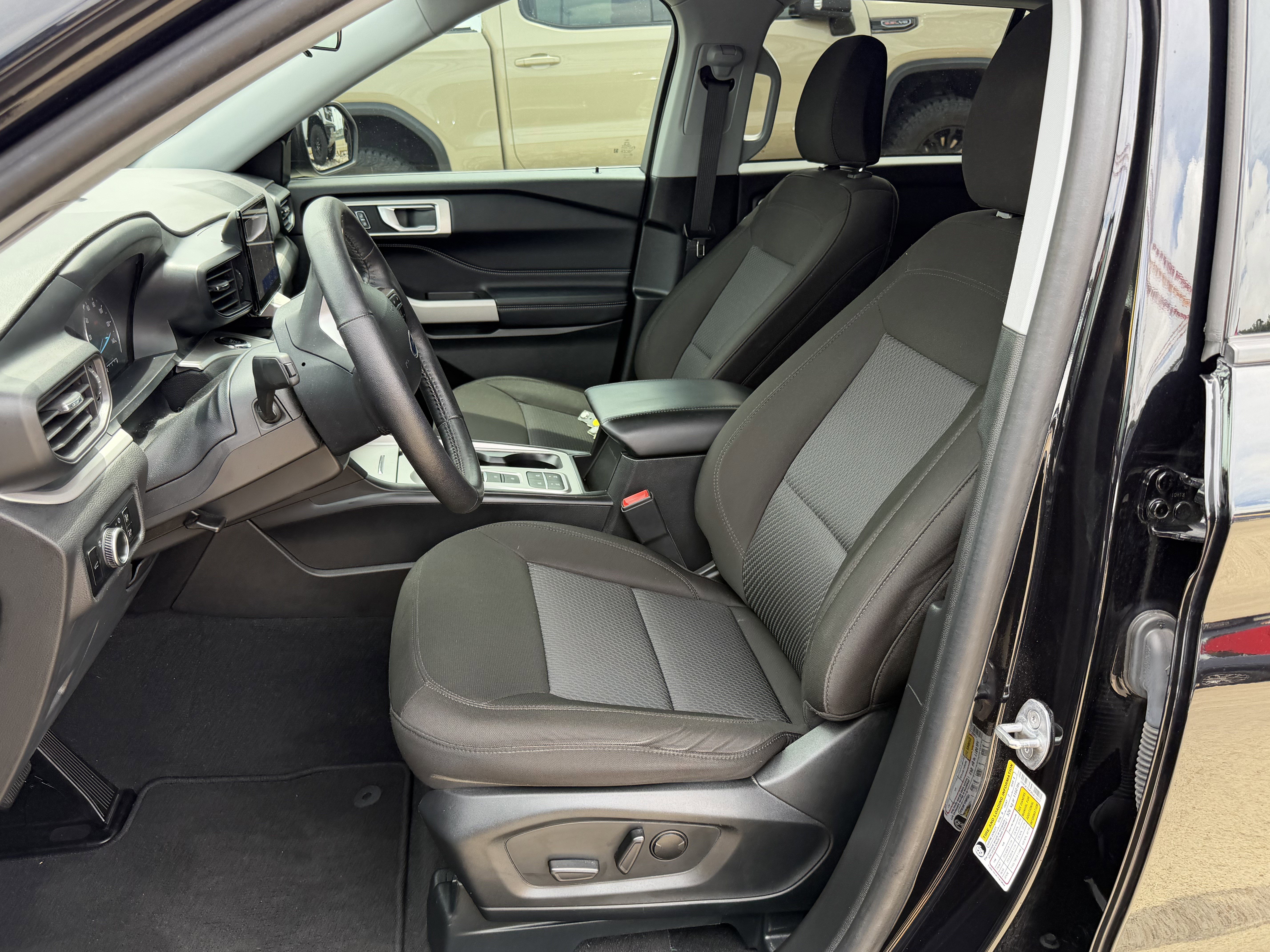 Used 2024 Ford Explorer XLT RWD image 16