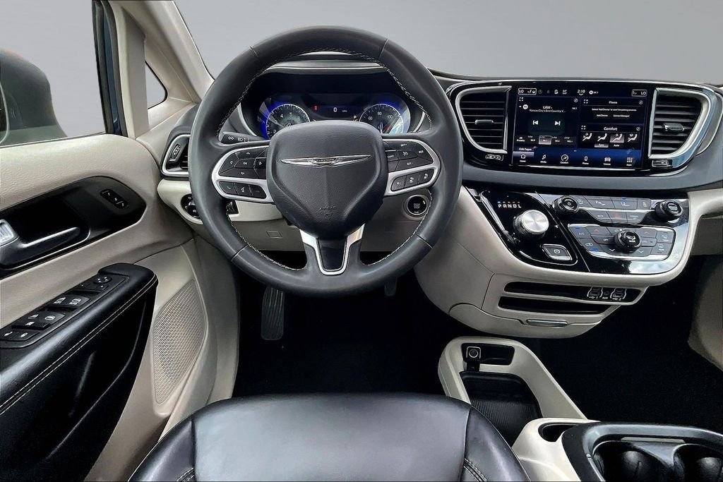 Used 2023 Chrysler Pacifica Touring-L FWD image 9