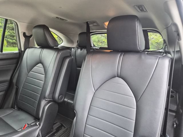 Used 2022 Toyota Highlander XLE AWD/4WD image 38