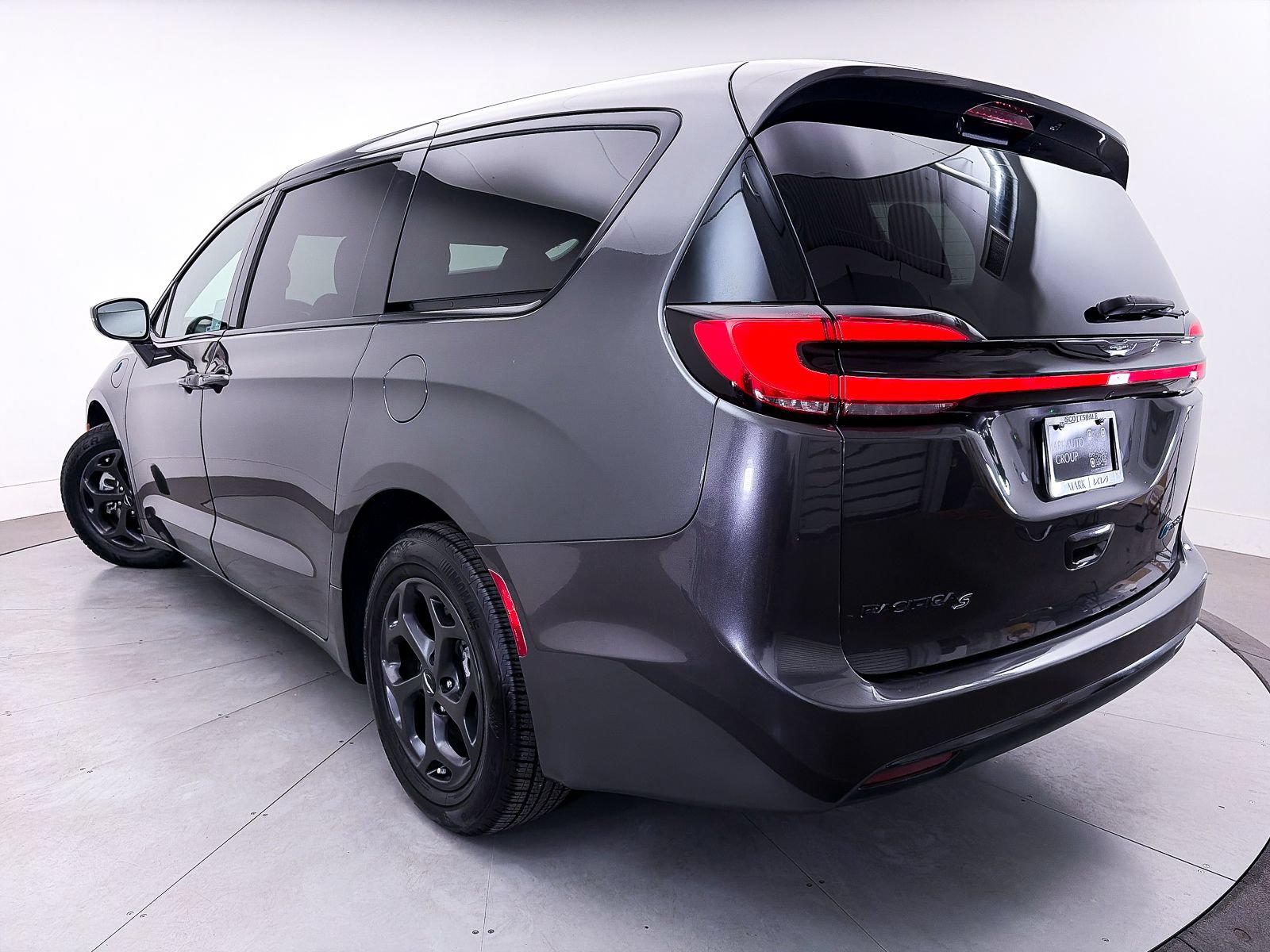 Used 2022 Chrysler Pacifica Touring-L w/ S Appearance Package FWD image 2