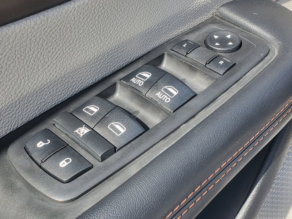 Used 2017 Chrysler Pacifica Touring FWD image 8