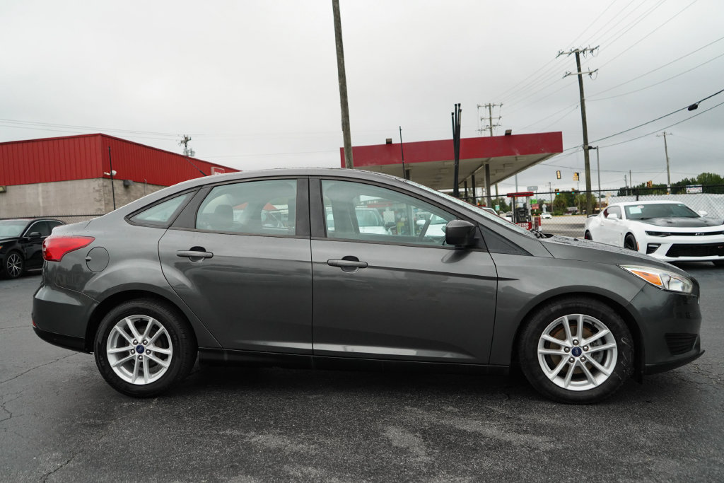 Used 2018 Ford Focus SE FWD image 2