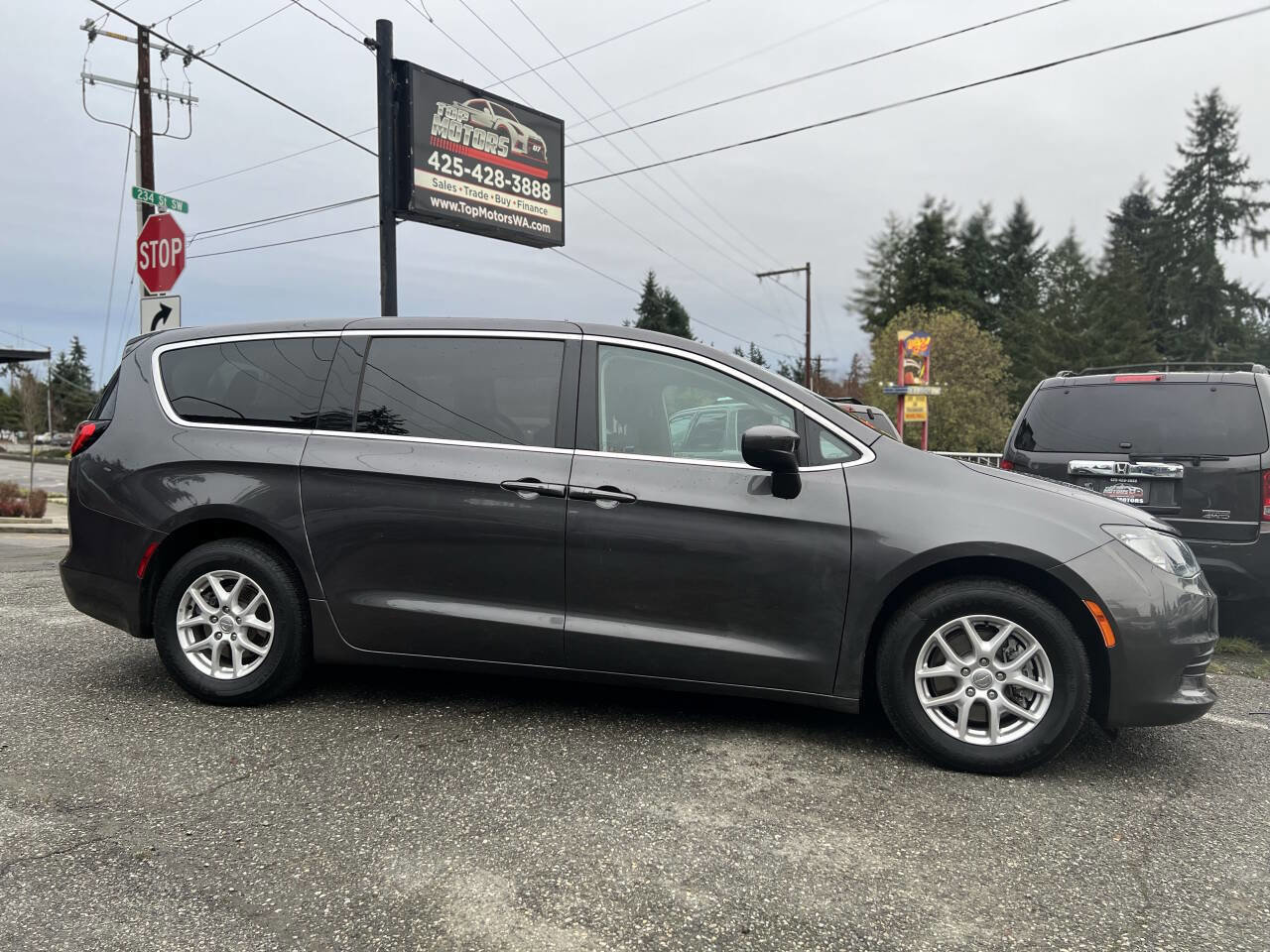 Used 2017 Chrysler Pacifica Touring image 4