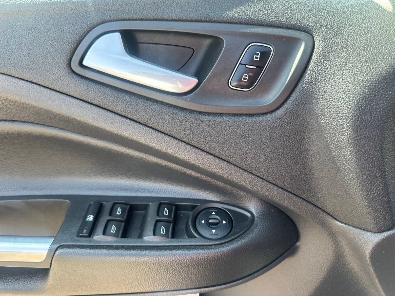Used 2017 Ford Escape SE FWD image 3