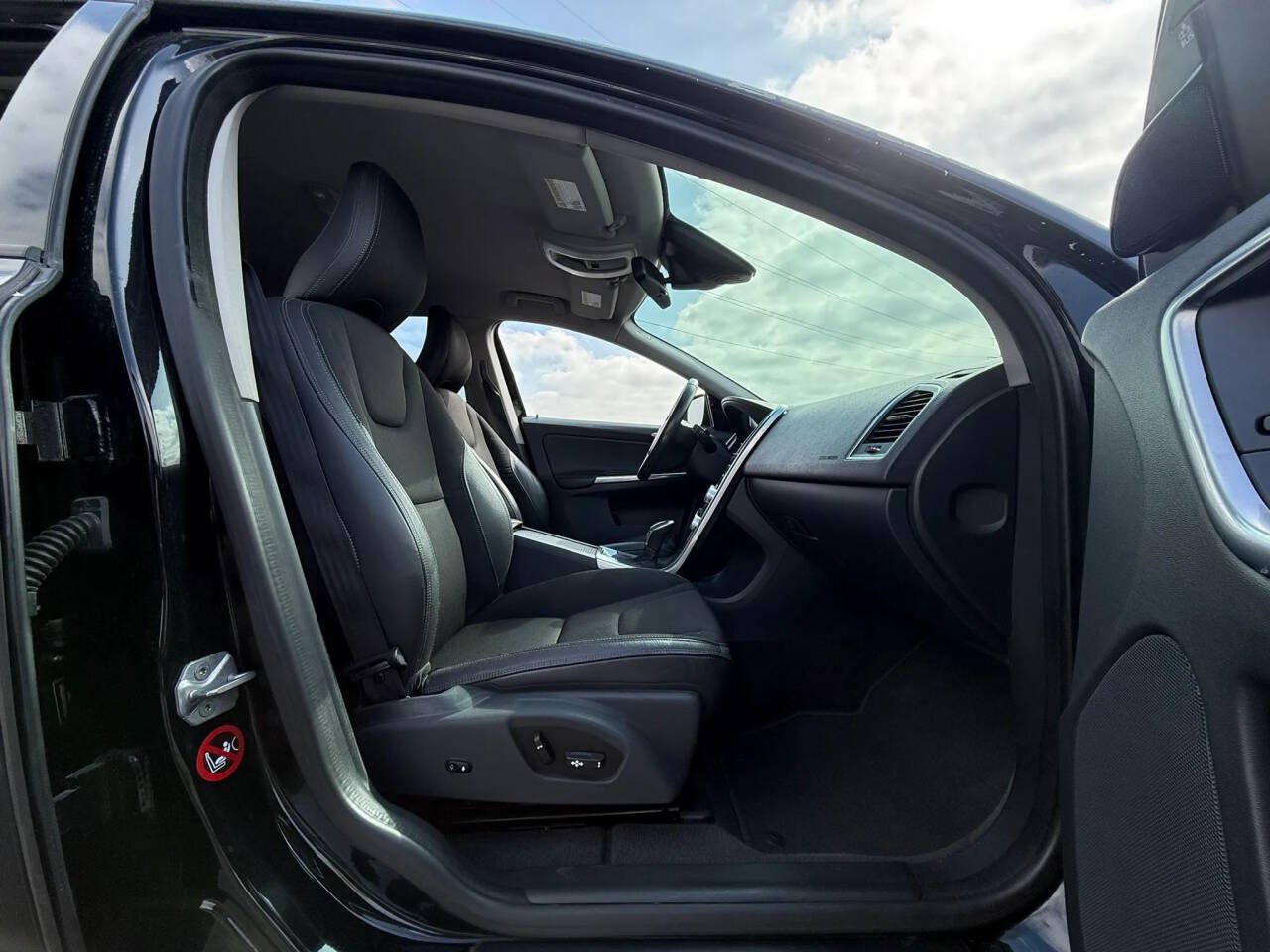 Used 2016 Volvo XC60 T5 w/ Proximity Package FWD image 15