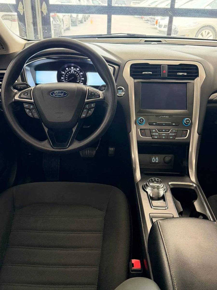 Used 2020 Ford Fusion SE FWD image 27
