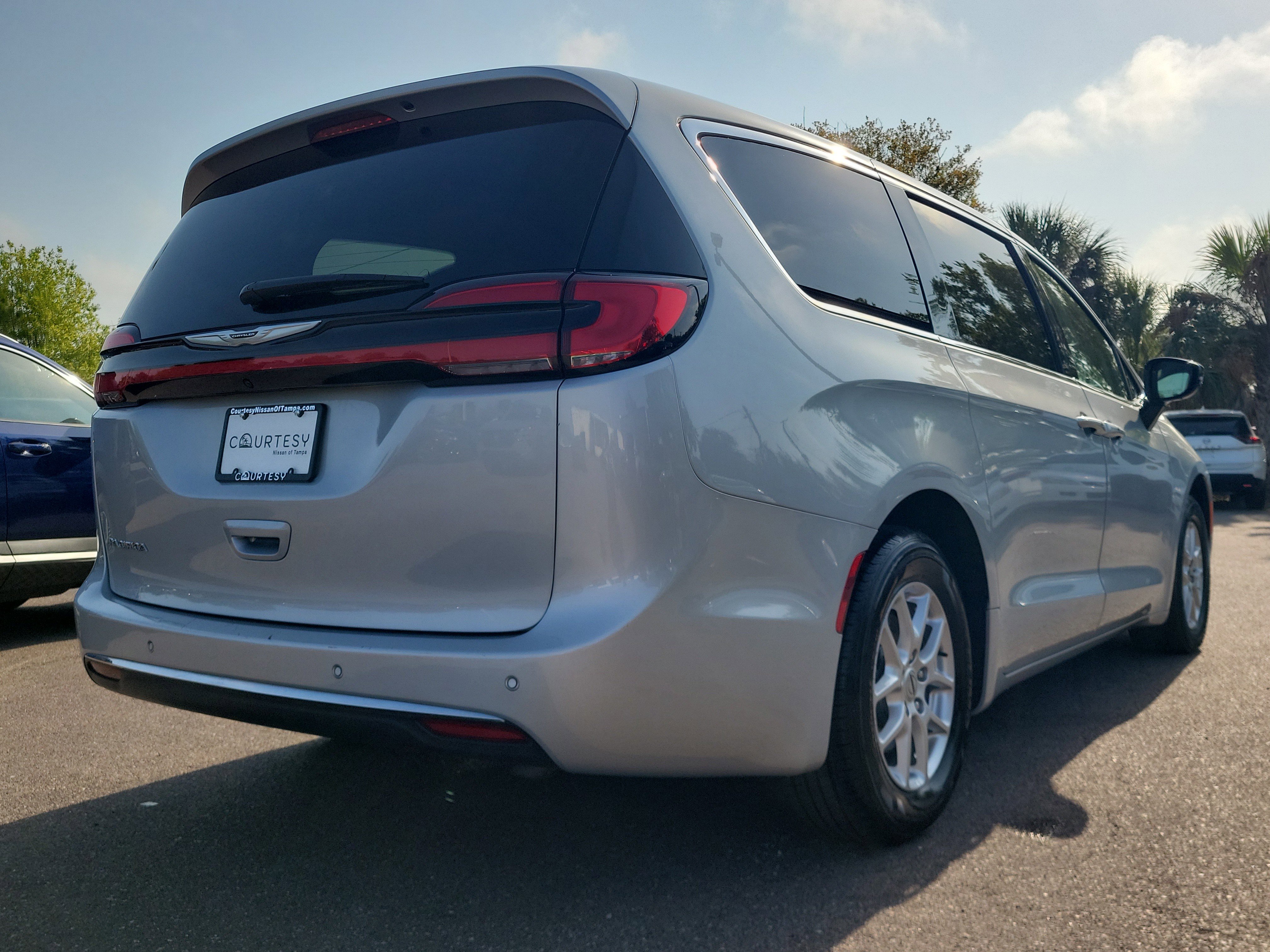 Used 2024 Chrysler Pacifica Touring-L image 5