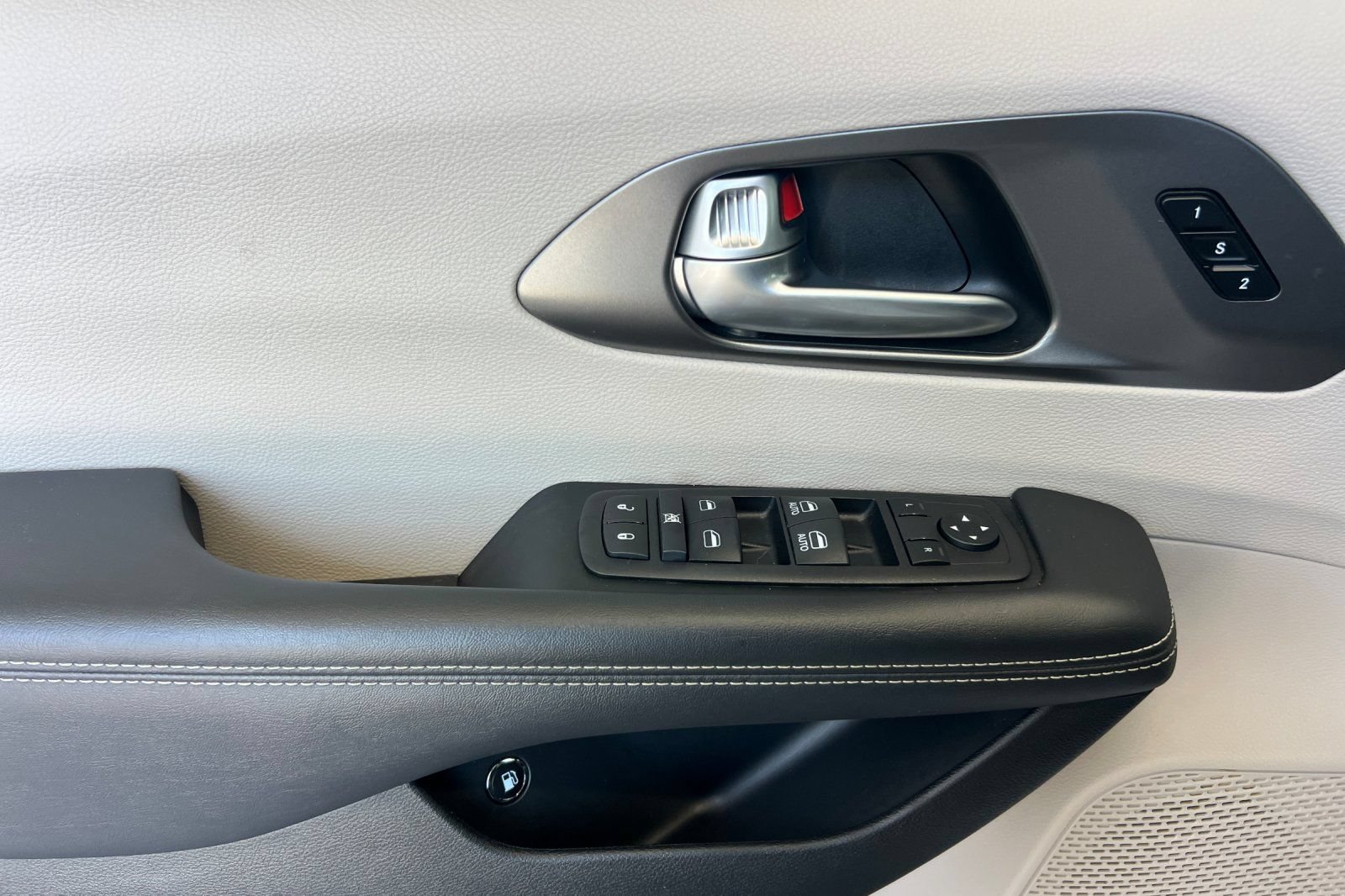 Used 2024 Chrysler Pacifica Limited FWD image 11