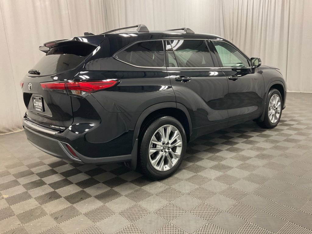 Used 2023 Toyota Highlander Limited image 3