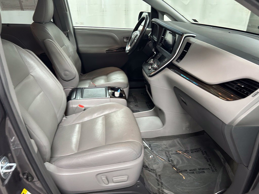 Used 2017 Toyota Sienna XLE w/ XLE Navigation Package FWD image 13