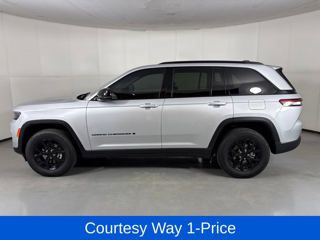 Used 2024 Jeep Grand Cherokee Altitude AWD/4WD image 6