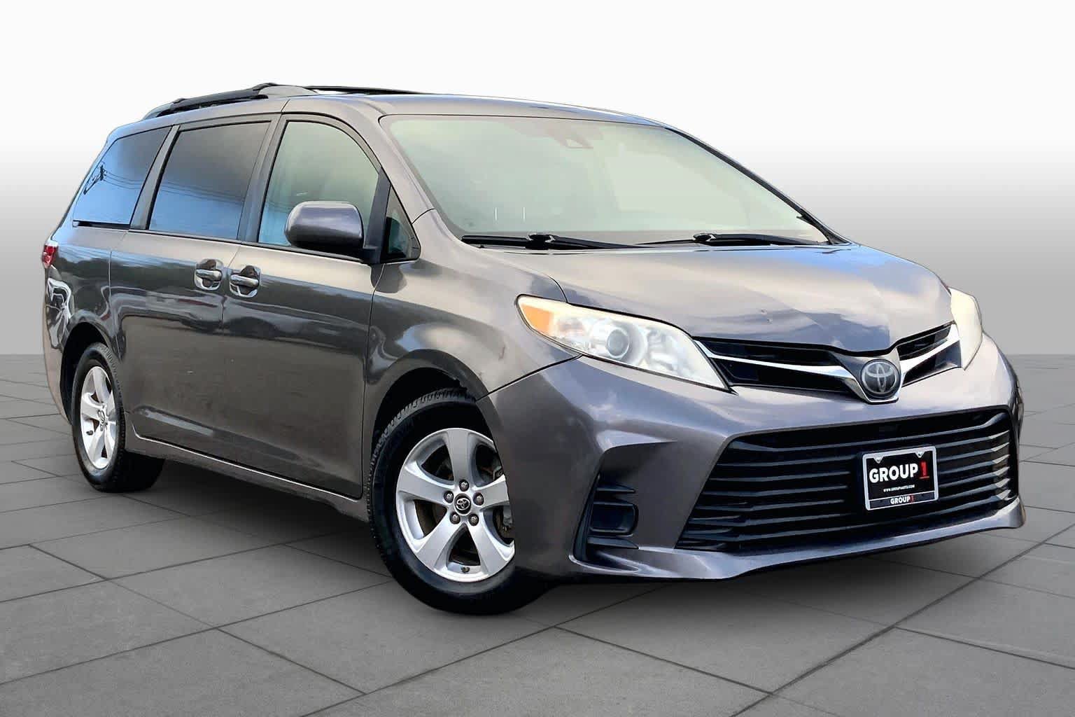 Used 2018 Toyota Sienna LE FWD image 3